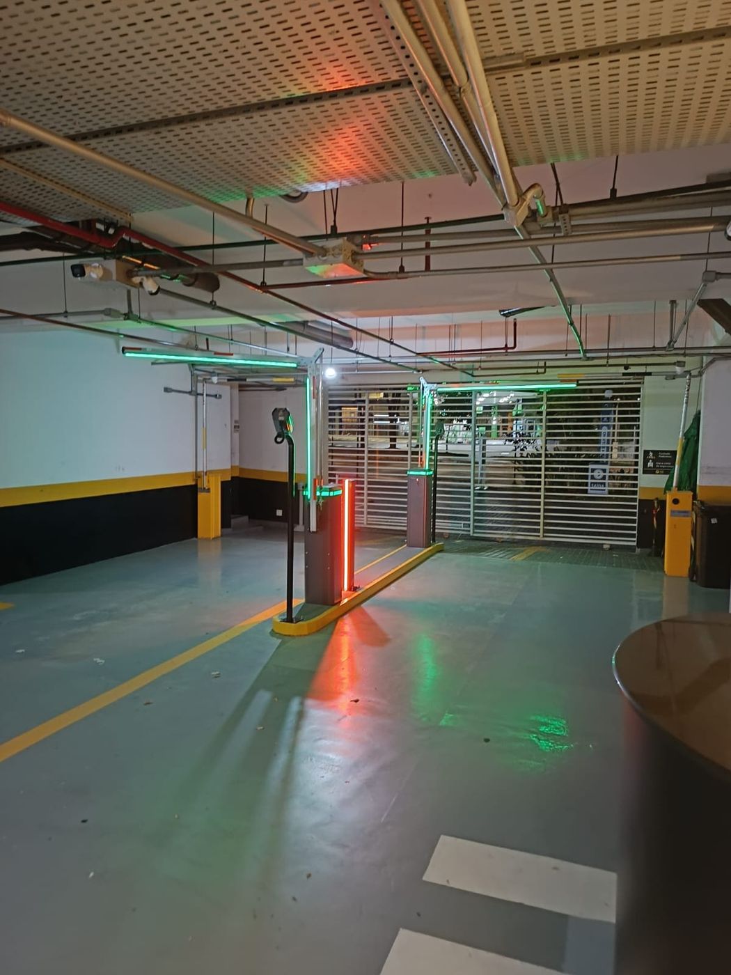 Entrada de estacionamento com sinalização e cancela