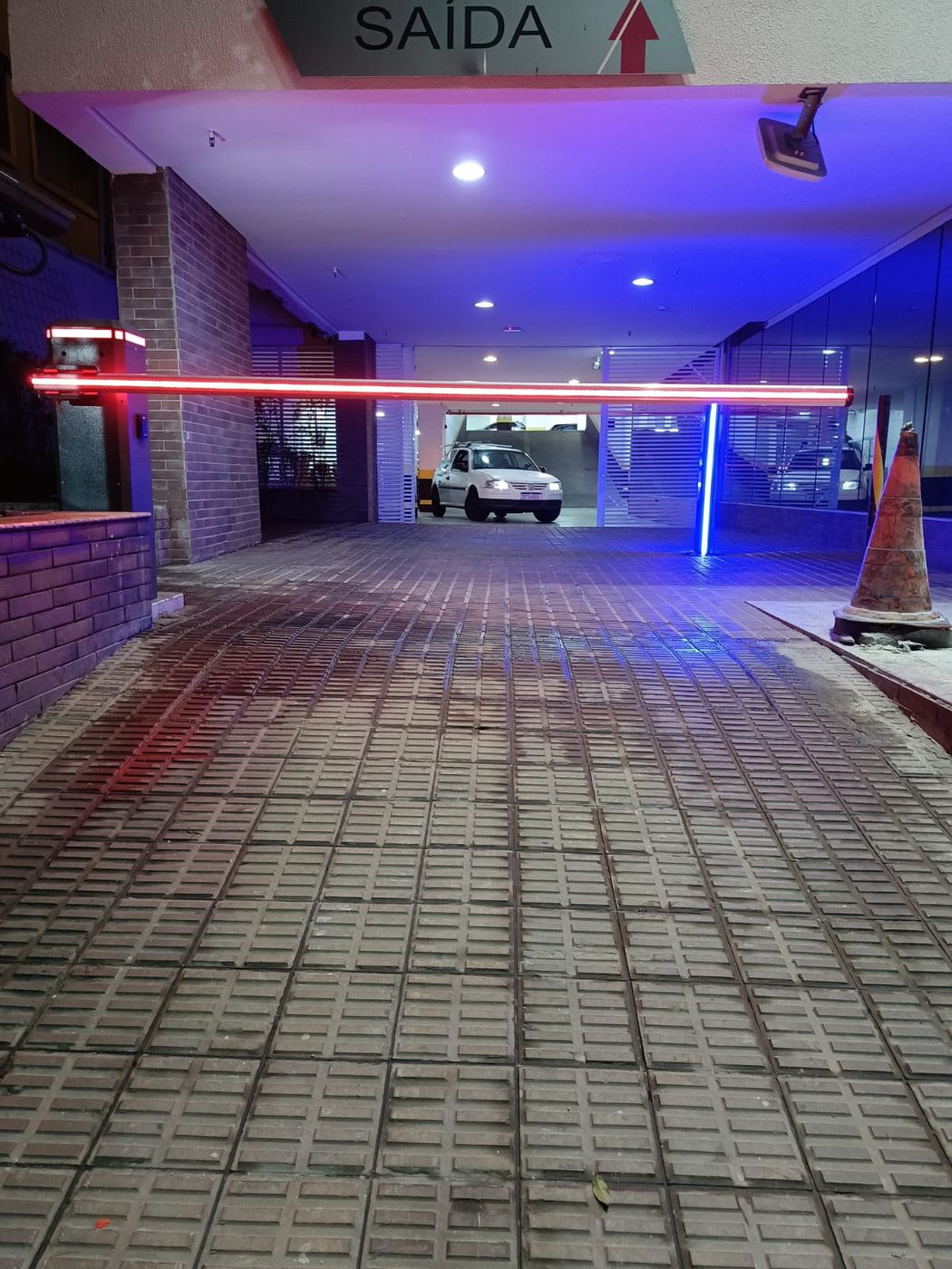 Acesso de veículos com cobertura e cancela automatizada